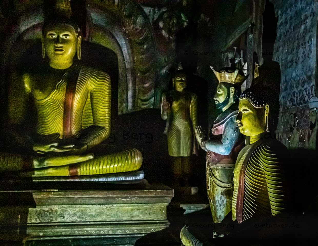 Aus Dankbarkeit errichtet: Neben Buddhas Statue die von Kirti Sri Rajasinha, der im 18. Jahrhundert als König von Kandy den Buddhismus in Sri Lanka wiederbelebt hatte / © Foto: Georg Berg