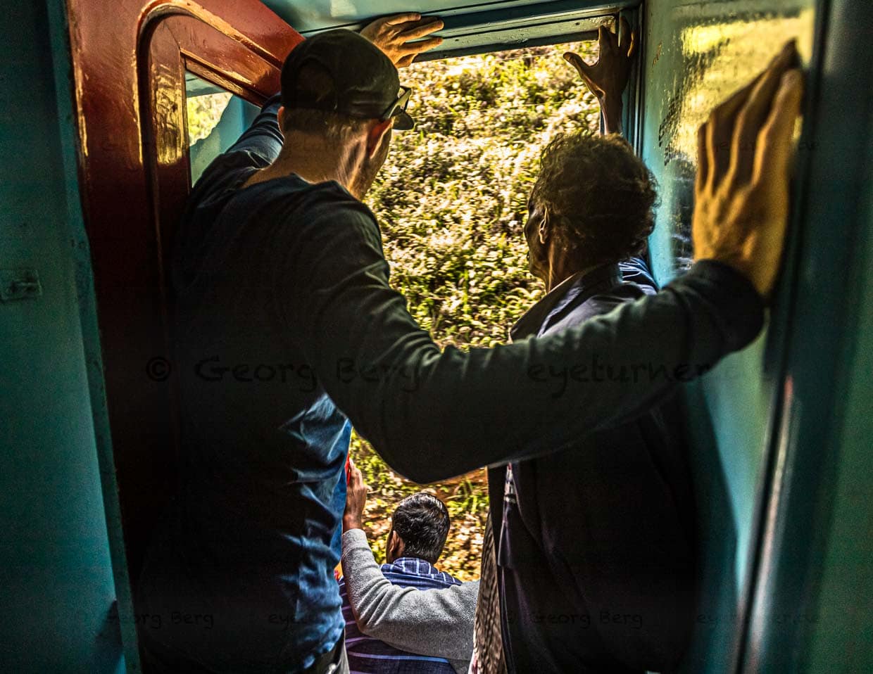 Ob auf den Stufen sitzend oder stehend, die Plätze an der Türen sind begehrt - auch unter den Einheimischen / © Foto: Georg Berg