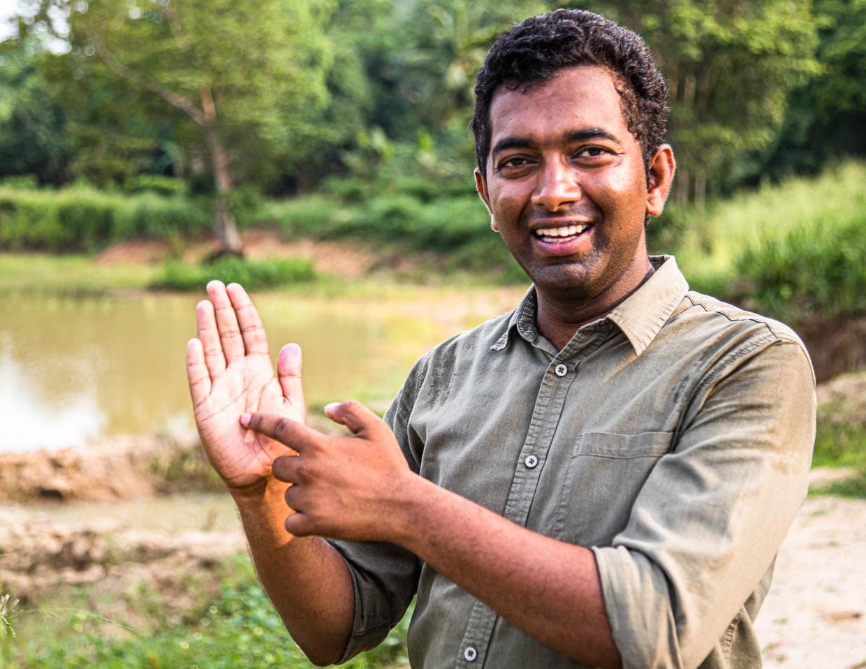 Ishanda, der Environmentalist der Hotelanlage, zeigt auf seiner Sri Lanka darstellenden Handfläche, wo wir uns befinden. Er hält als vom Hotel angestellter Umweltschützer auch den Kontakt zur Dorfgemeinschaft / © Foto: Georg Berg