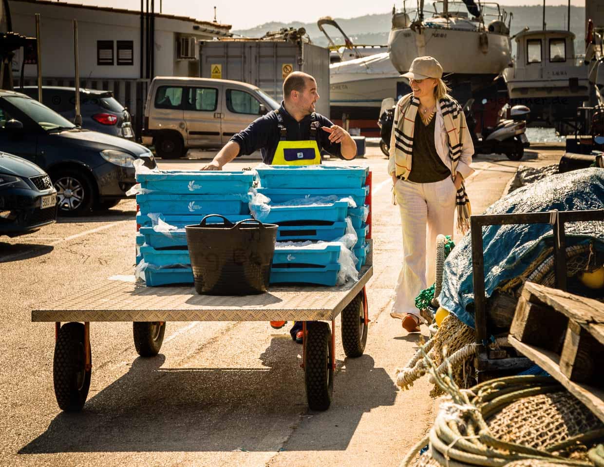 Wir begleiten Juan. Sein Schiff die Punta Aire ist das letzte an diesem Tag, das den Hafen erreicht. Mit dem Fang ist er ganz zufrieden. Rund 30 Kilo der roten Gambas in verschiedenen Größen sind ihm ins Netz gegangen / © Foto: Georg Berg