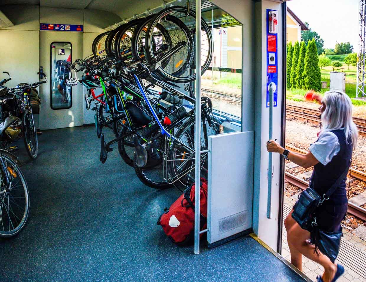 An der Grenze zur Tschechischen Republik wechseln das Personal und auch die Beförderungsbedingungen für Gepäck / © Foto: Georg Berg