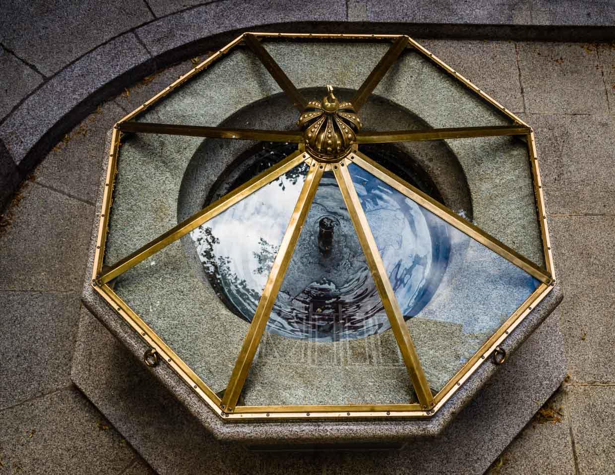 Früher stiegen Männer an Leitern in die Tiefe, um das Wasser aus den Brunnen zu schöpfen. Heute sind die Quellen prunkvoll verziert und die Entnahme läuft über ein Leitungssystem / © Foto: Georg Berg