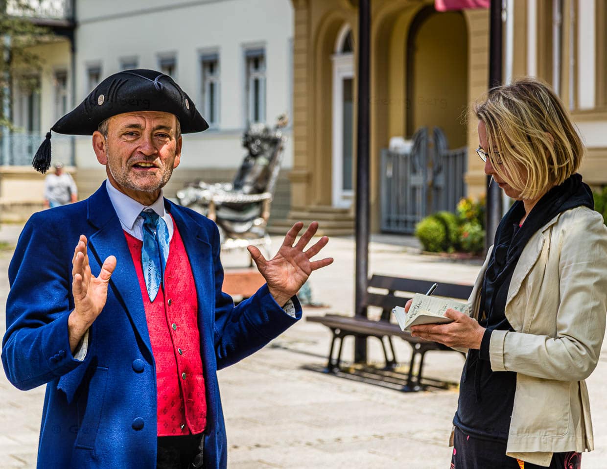 Gestenreich schildert Hermann Laudensack auf Höhe der Wandelhalle das Wandeln der adeligen Kurgäste zu Zeiten von Kaiserin Sisi / © Foto: Georg Berg