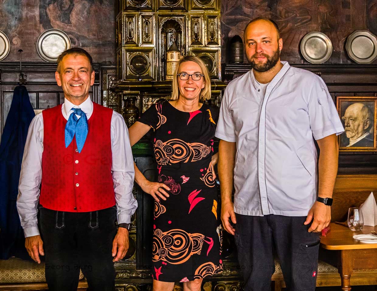 Seit 2010 führt Christian Hippler das Schuberts und hat es gemeinsam mit seiner Frau zu einem gelungenen Mix aus historischem Ambiente mit modernem Wirtshauskomfort gemacht. Wer genau hinschaut: Auch hier hat es der Reichskanzler und prominenter Kurgast Otto von Bismarck an die Wand geschafft / © Foto: Georg Berg