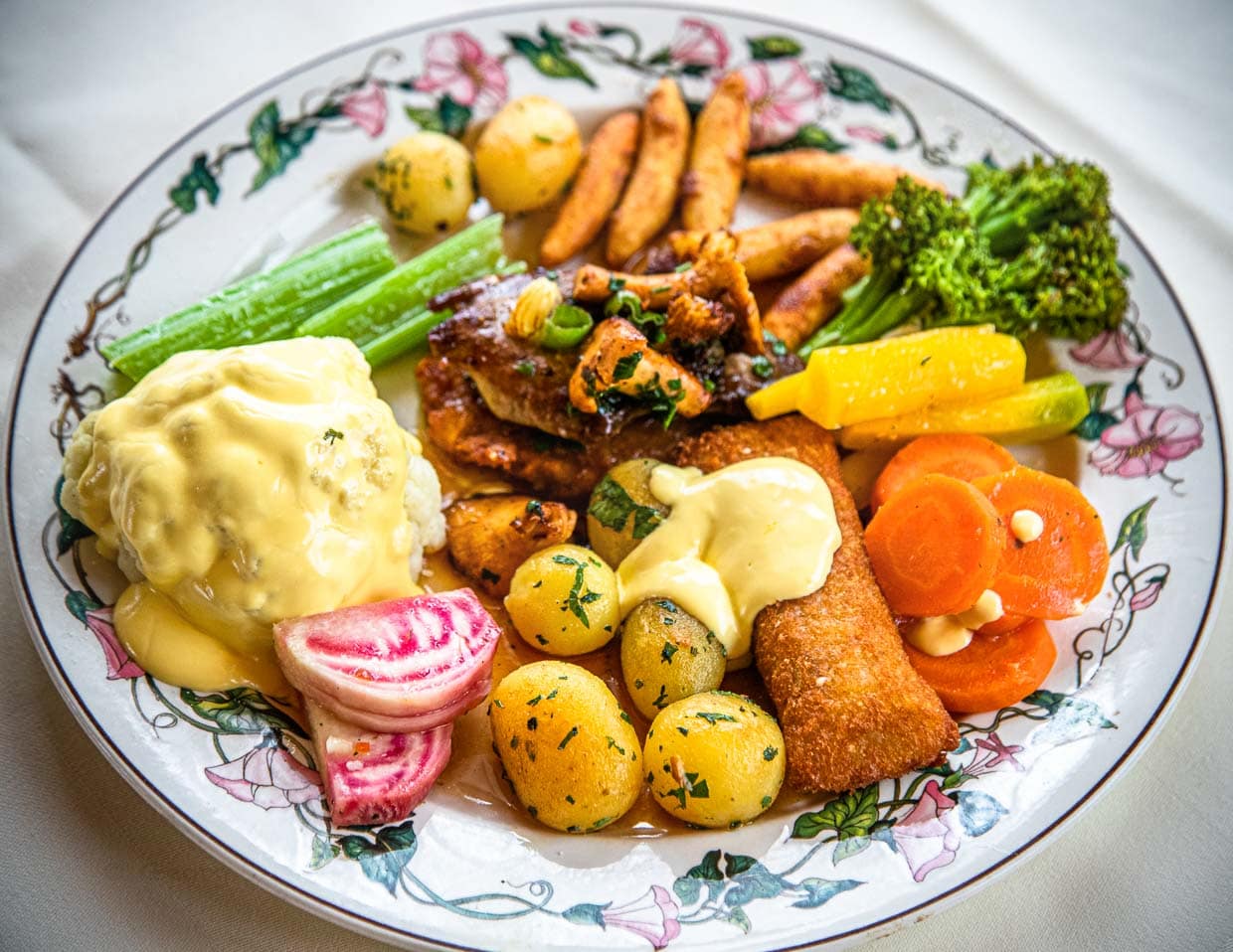 Bayerische Opulenz: Allerlei von der Kartoffel. Jedes Jahr ab September gibt es auf dem Strixner Hof von Antonie Strixner-Bissinger in Ehekirchen eine eigene Kartoffel-Karte / © Foto: Georg Berg