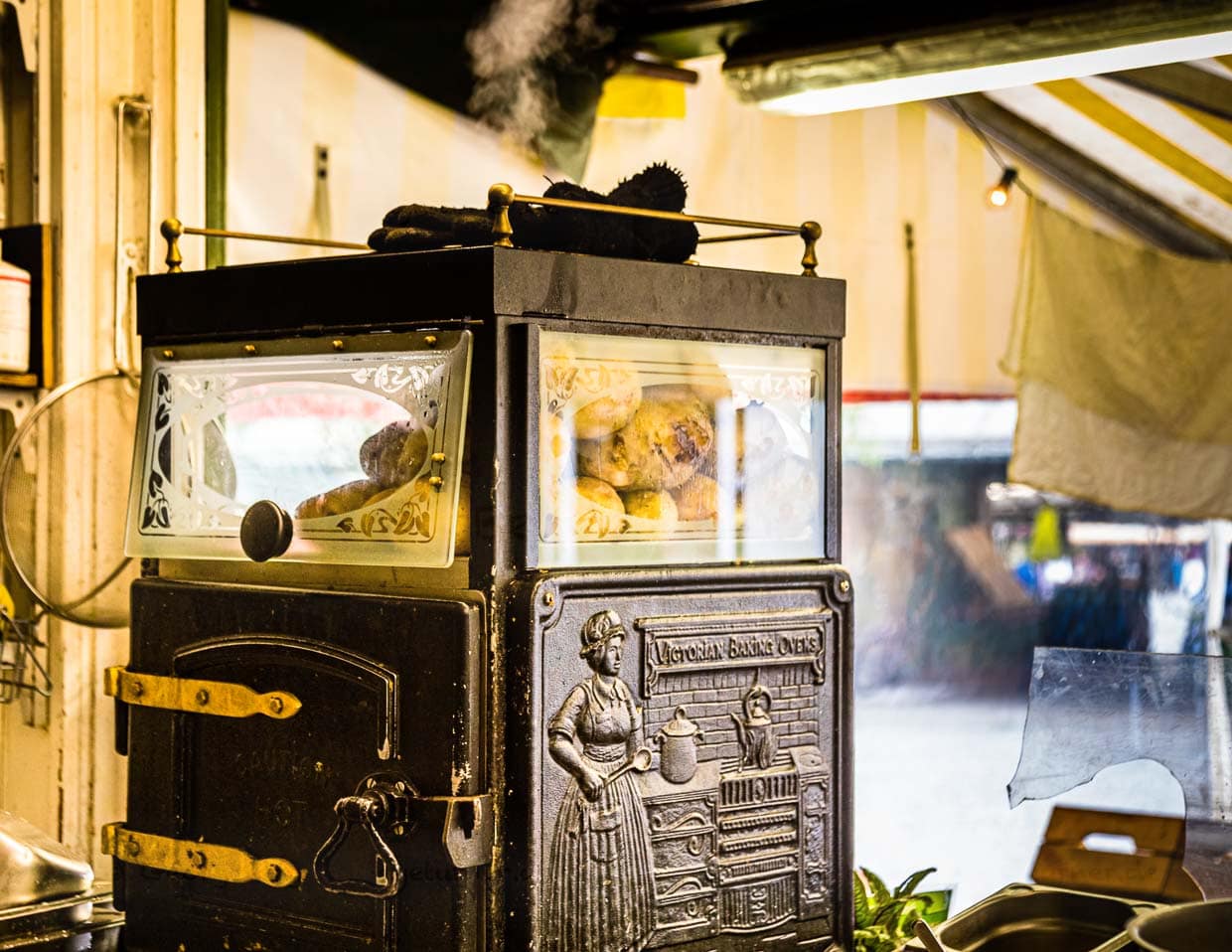 Im Kartoffelbackofen Queen Viktoria gart acht Monate im Jahr die Agria, eine vorwiegend festkochende Sorte. Bis zu 60 Kartoffeln haben Platz in diesem stilischen Potato-Baker. 30 werden warm gehalten, 30 weitere garen im unteren Teil des Ofens / © Foto: Georg Berg