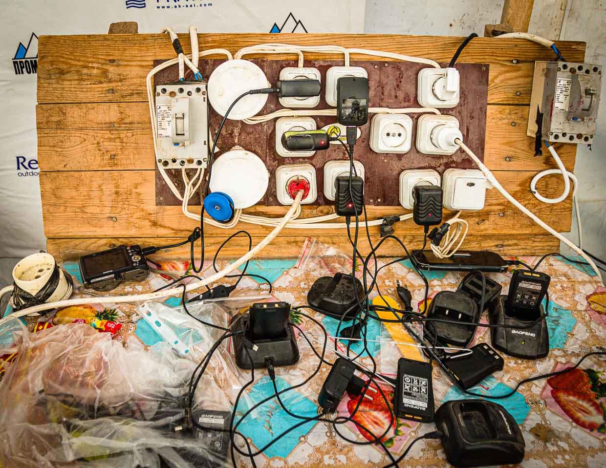 Adapter und Ladegeräte der Expeditions-Funkgeräte scharen sich um den wertvollen Stromanschluss im Basecamp. Wifi bucht man stundenweise für 2 US Dollar / © Foto: Georg Berg
