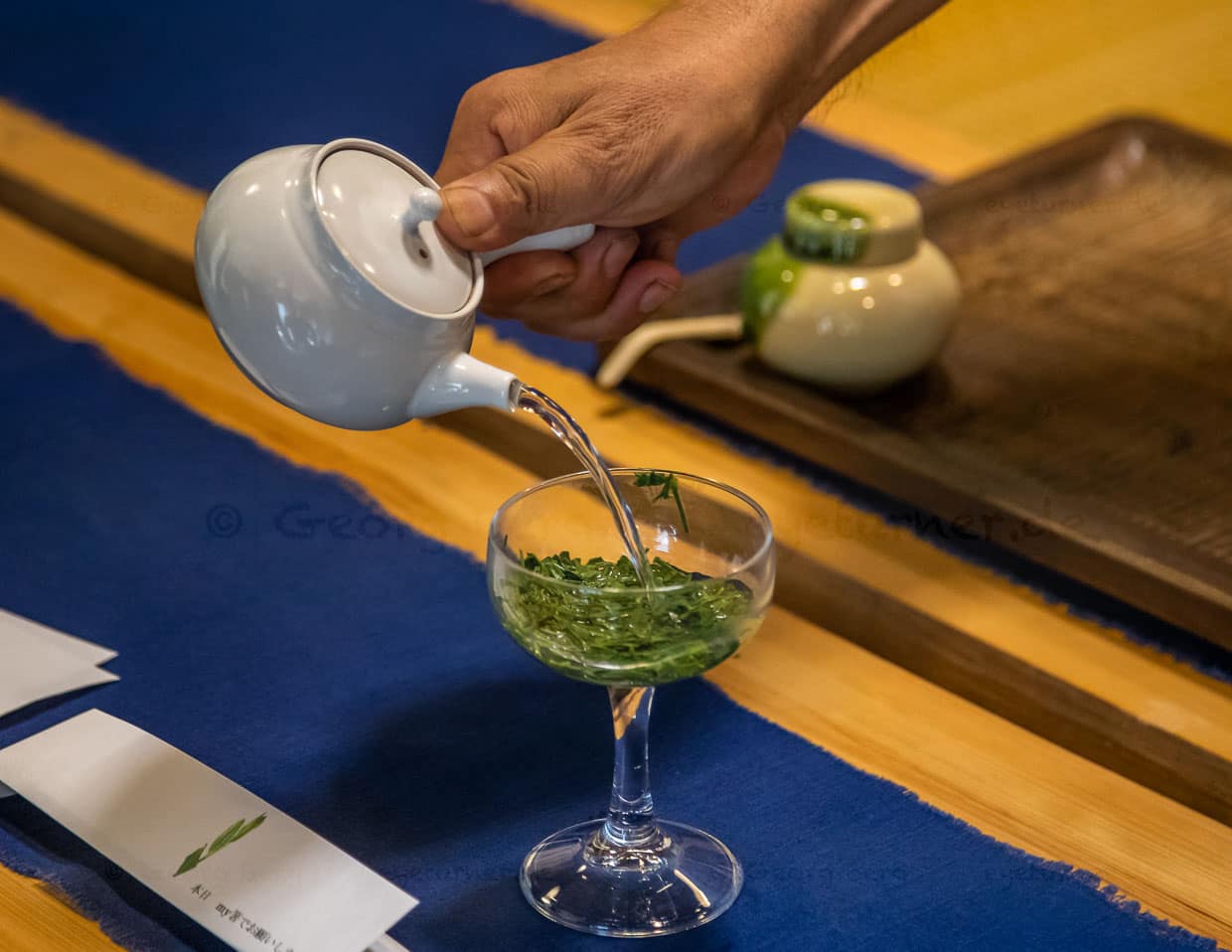 Sencha, der grüne Blatttee, wird traditionell in einer Kyusu, einer japanischen Teekanne mit Seitengriff, zubereitet / © Foto: Georg Berg
