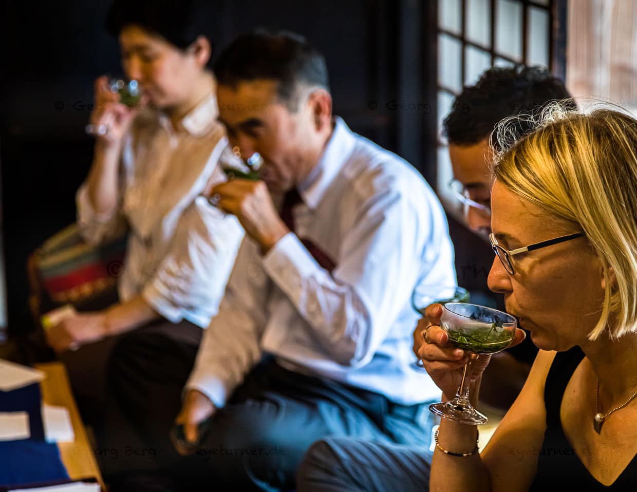 Tee-Degustation im Haus Uchino. Serviert wird Tee in weiten Gläsern. Draußen ist es heiß. Die Wassertemperatur beim Aufguss bestimmt, welche Aromen zu Tage gefördert werden. Bei einer Zeremonie im Sommer, ist es ganz angenehm, dass der Tee nicht heiß serviert wird / © Foto: Georg Berg