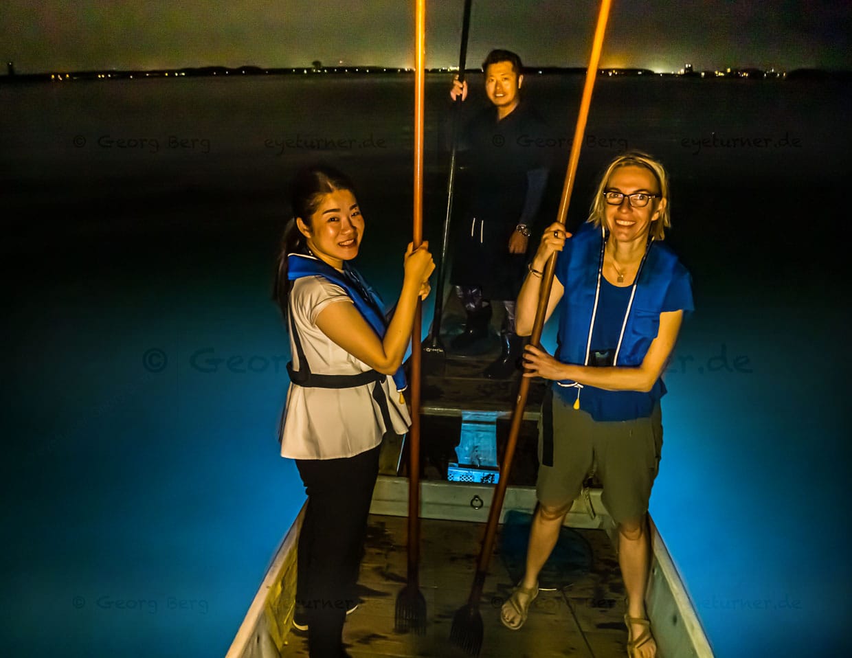 Speer und Stütze in einem. Der Mori hilft auch dem Jäger die Balance auf dem Boot zu halten. Hier Reporterin Angela Berg gemeinsam mit Momoko Takii von TSJ / © Foto: Georg Berg