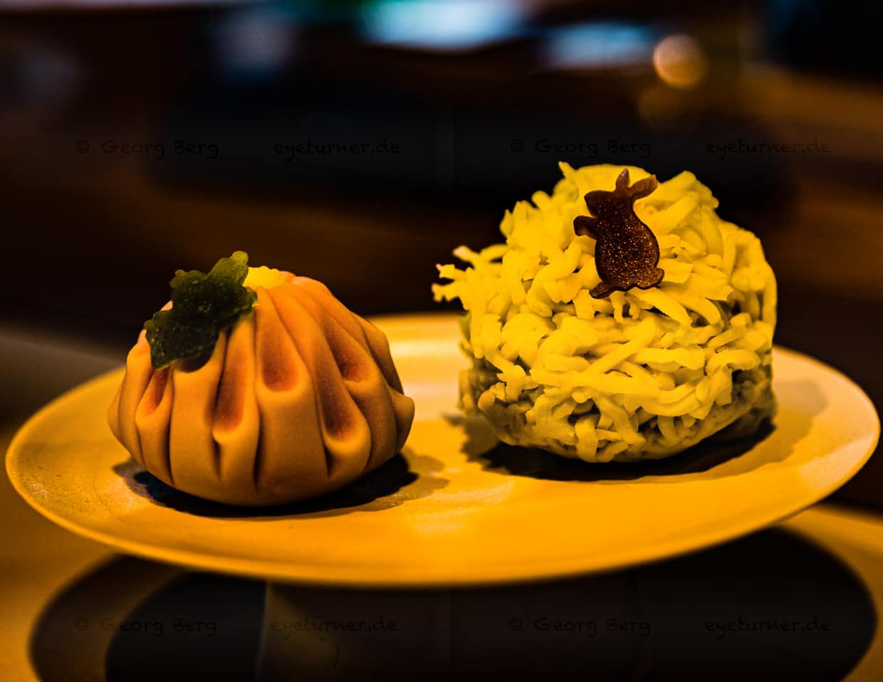 Wagashi, sind traditionelle japanische Süßigkeiten. Hier Kiku-Chrisanthemen und Moon-Viewing-Tsukimi, Motiv Hase im Mond / © Foto: Georg Berg