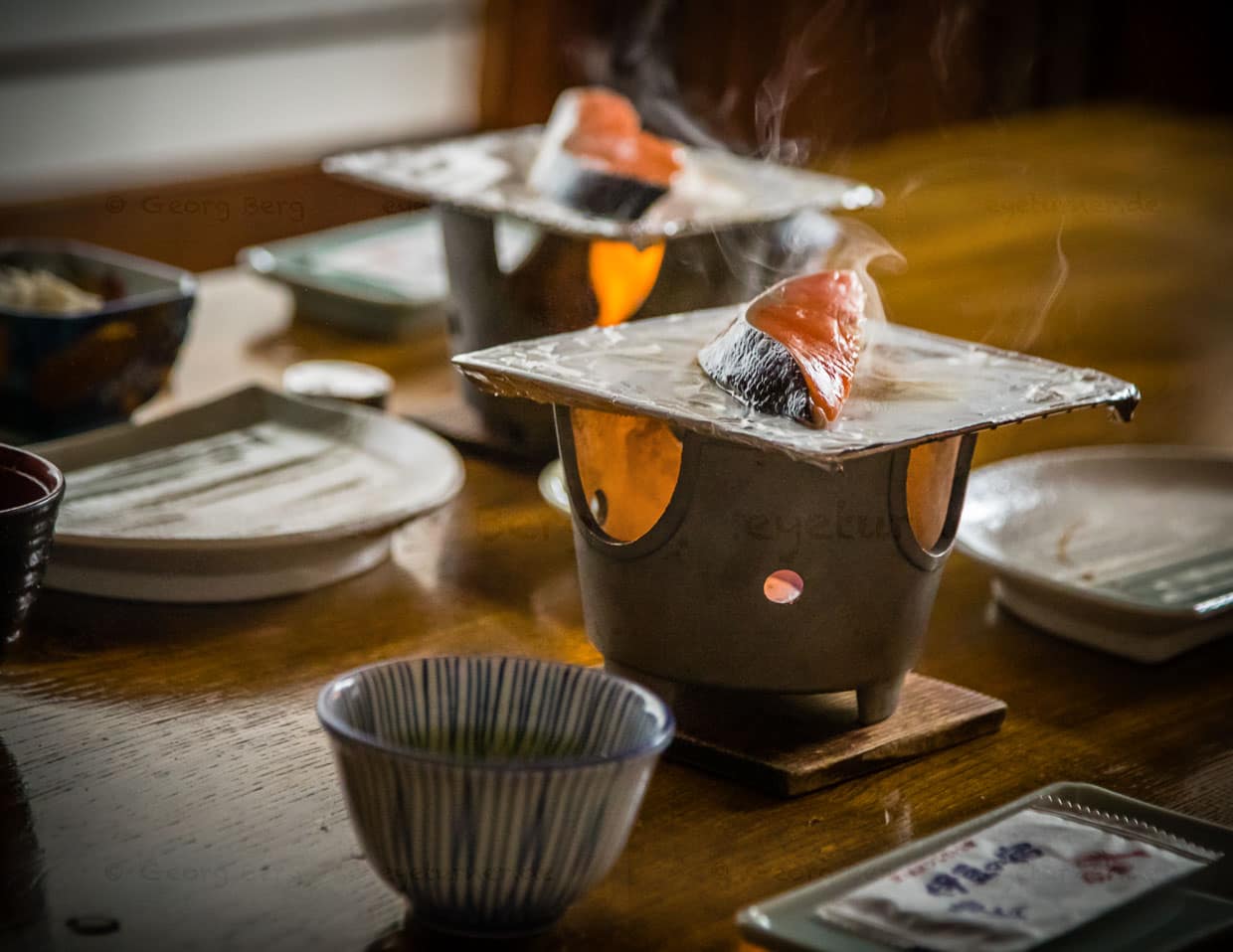 Fisch ist fester Bestandteil eines japanischen Frühstücks. Hier bereitet man ihn selber auf einer kleinen Tischfeuerstelle zu - frischer geht’s kaum / © Foto: Georg Berg