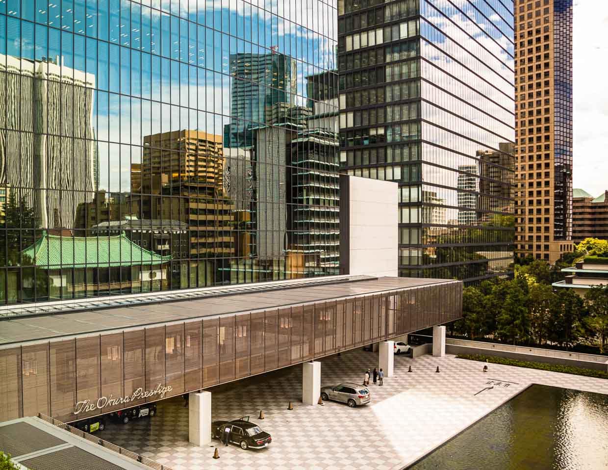 Der Eingangsbereich des Okura Prestige in Tokio. Das Schachbrettmuster der Auffahrt findet sich auch in der Lobby wieder / © Foto: Georg Berg
