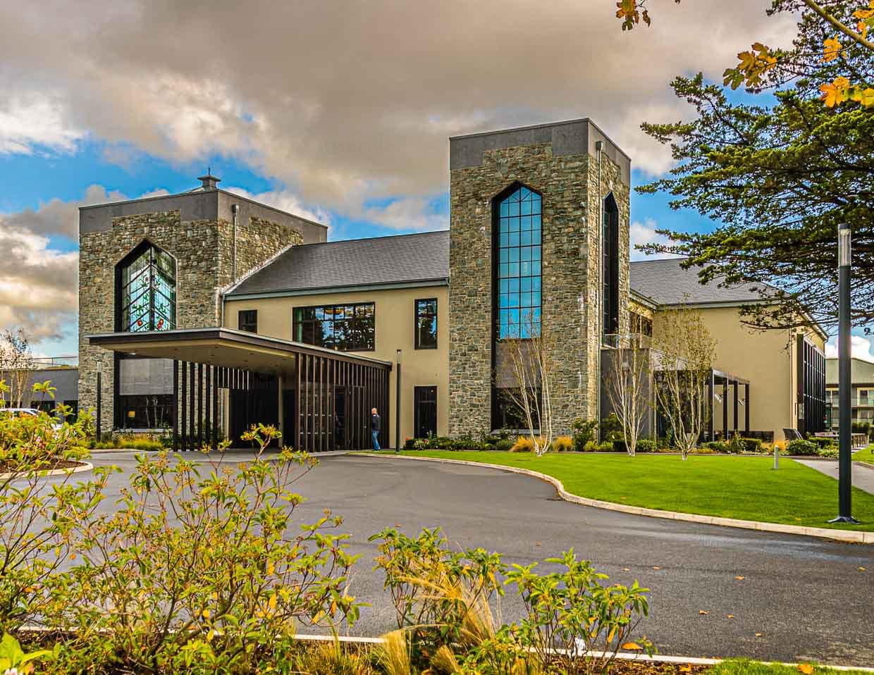Die Silhouette mit den zwei Türmen wurde beibehalten und ein Einrichtungskonzept entworfen, das Bezug auf die Tradition des Hauses nimmt / © Foto: Georg Berg