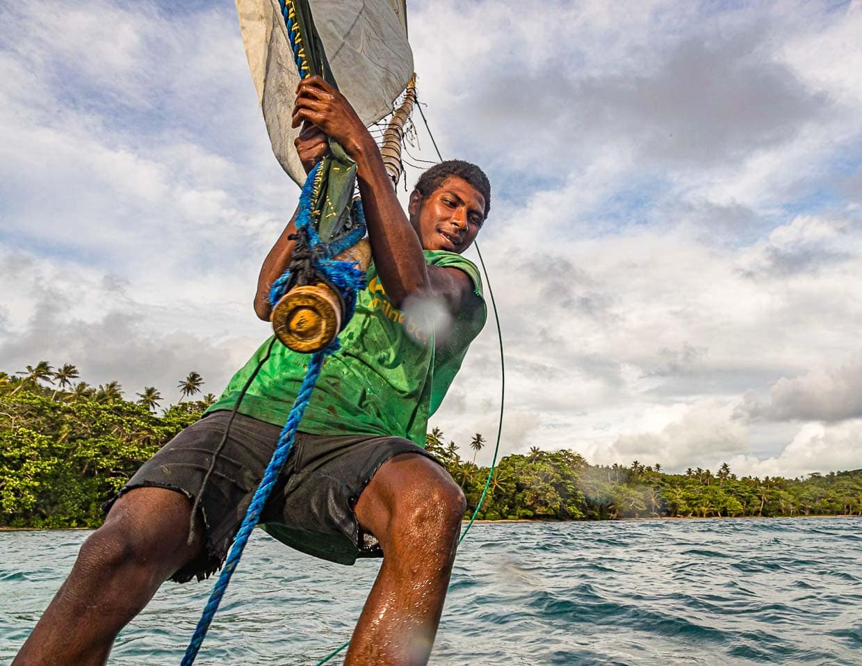 Das dritte Besatzungsmitglied eines Praus kümmert sich um die Spitze des Segels. Da das Boot längssymmetrisch ist, werden Heck und Bug beim Richtungswechsel ausgetauscht. Auf dem Bild wird die Segelspitze umgetragen / © Foto: Georg Berg