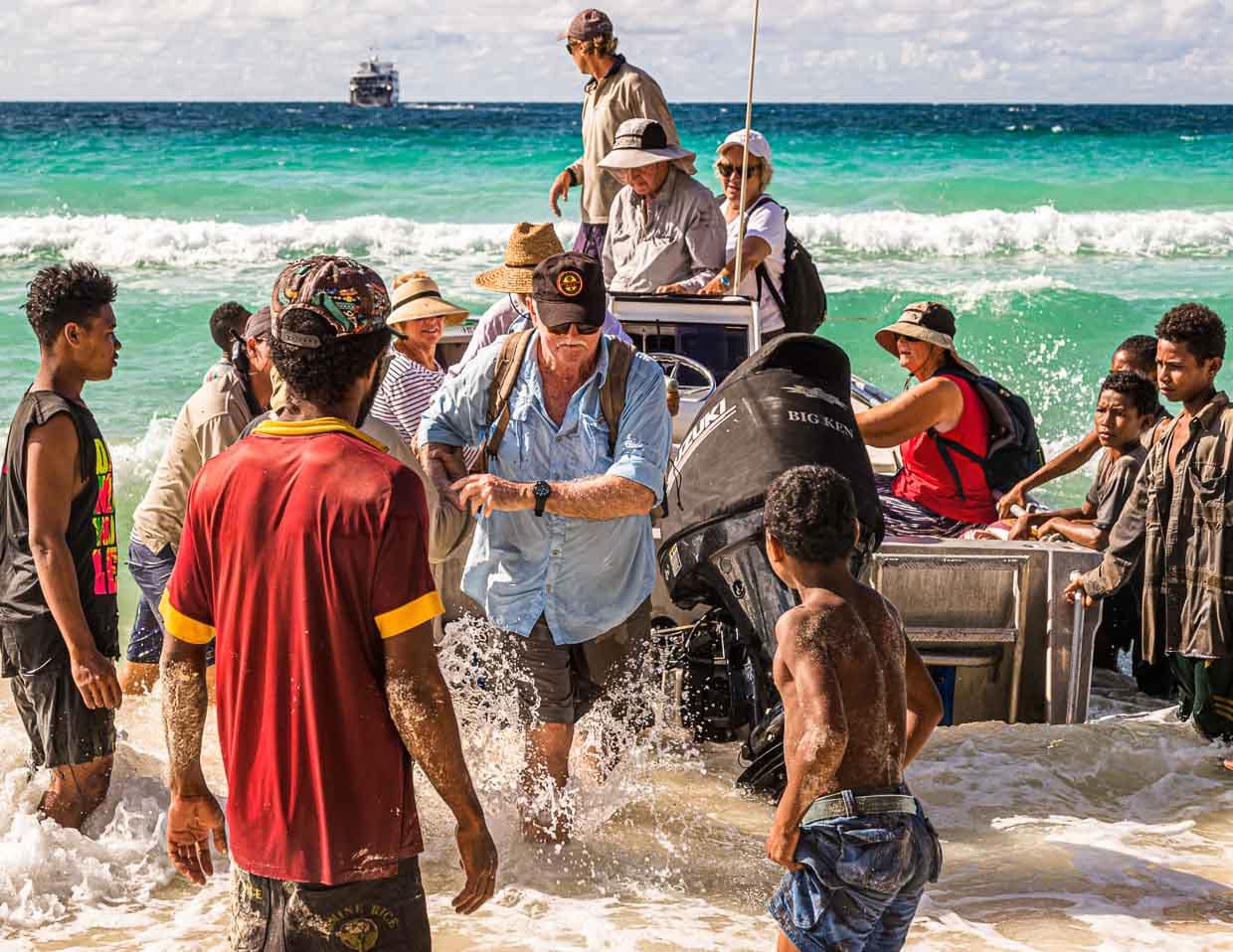 Den Moment zwischen zwei Wellen abpassend geht es mit beherztem Satz durch die Brandung ann Ufer / © Foto: Georg Berg