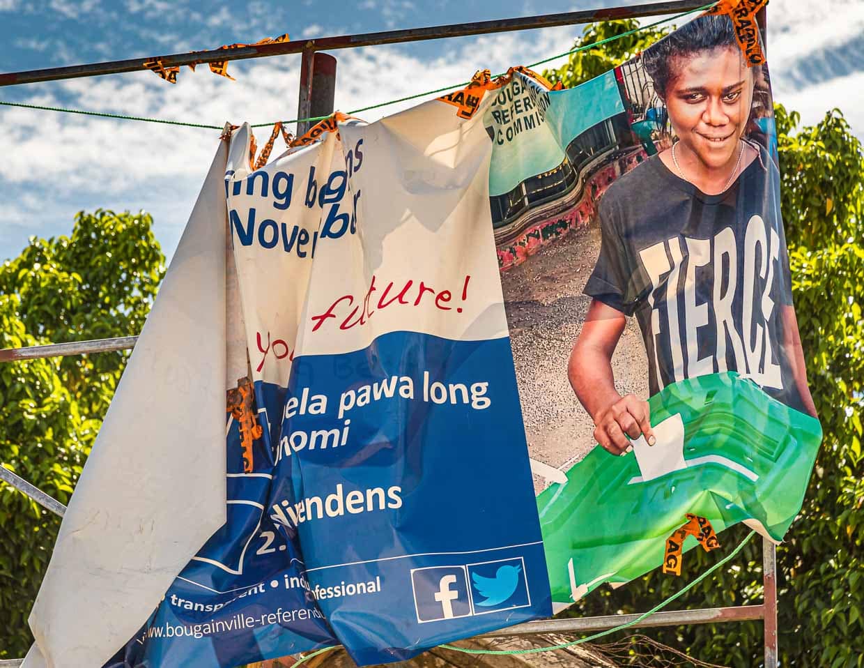 Ende 2019, eine Woche nach dem Unabhängigkeitsreferendum sieht man nur noch Reste der Plakate, die für die Teilnahme geworben haben / © Foto: Georg Berg