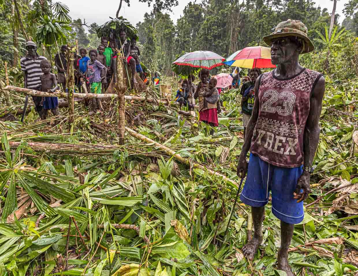 Schücherne Kontaktaufnahme im strömenden Regen / © Foto: Georg Berg