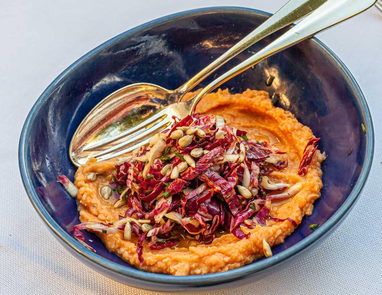 „Crema di Fagioli“ die Riesenbohnencreme ist eine Riesenüberraschung und sollte man unbedingt bei der Vorspeisenauswahl berücksichtigen / © Foto: Georg Berg