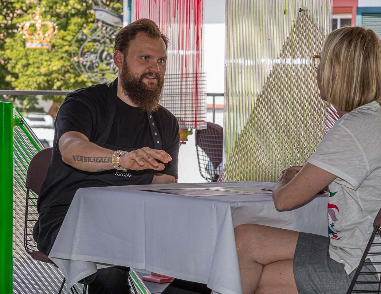 Küchenchef Peter Prüfer im Gespräch mit Angela Berg / © Foto: Georg Berg