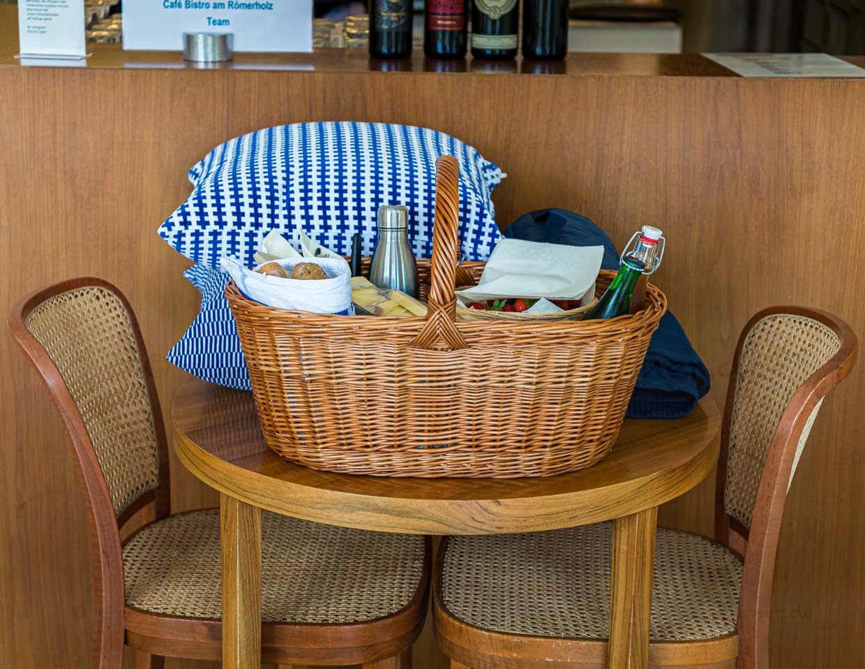 Hier wartet ein echter Claude Monet! Ein Picknick Korb mit Baguette, Käse, einer kalten Gurkensuppe, Obst, Gebäck und Kaffee trägt den Namen des französischen Malers. Ganz im Sinne der französischen Kunst des Dejeuner de l’herbe geht es auch in der Villa am Römerholz raus ins Grüne / © Foto: Georg Berg