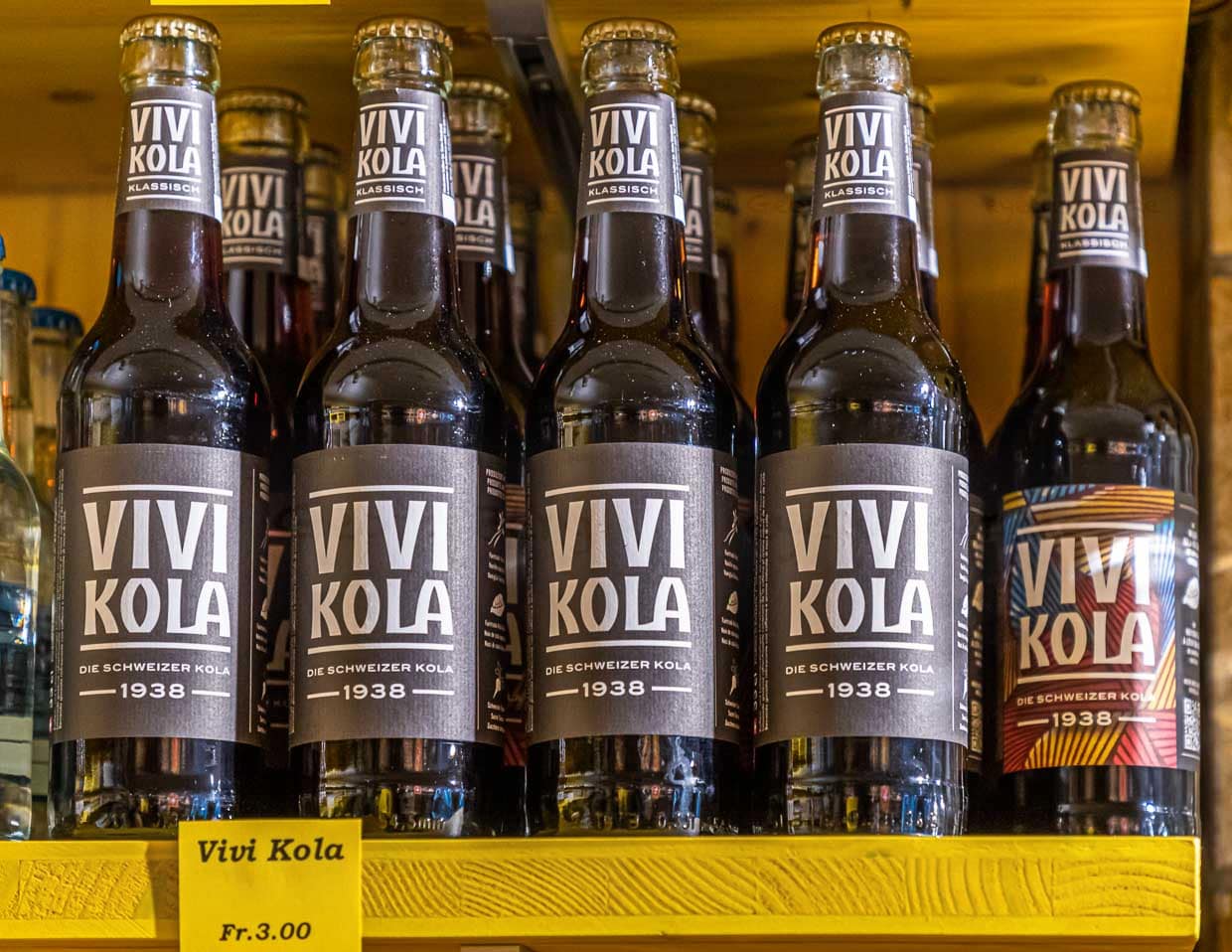 Vivi-Kola ist eines dieser coolen Produkte aus Zürich. Ein Rezept von 1938 wurde wiederbelebt. Das Geheimnis der Cola-Nuss kann man auf der Innenseite des Etiketts lesen, sobald man die Flasche geleert hat / © Foto: Georg Berg