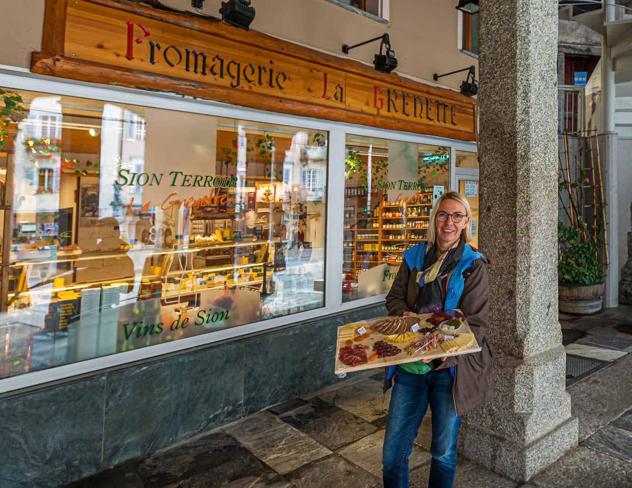 Eine Platte mit Walliser Spezialitäten aus Käse und Schinken wird mit weiteren Weinen in einer Vinothek in der Altstadt verkostet / © Foto: Moritz Berg