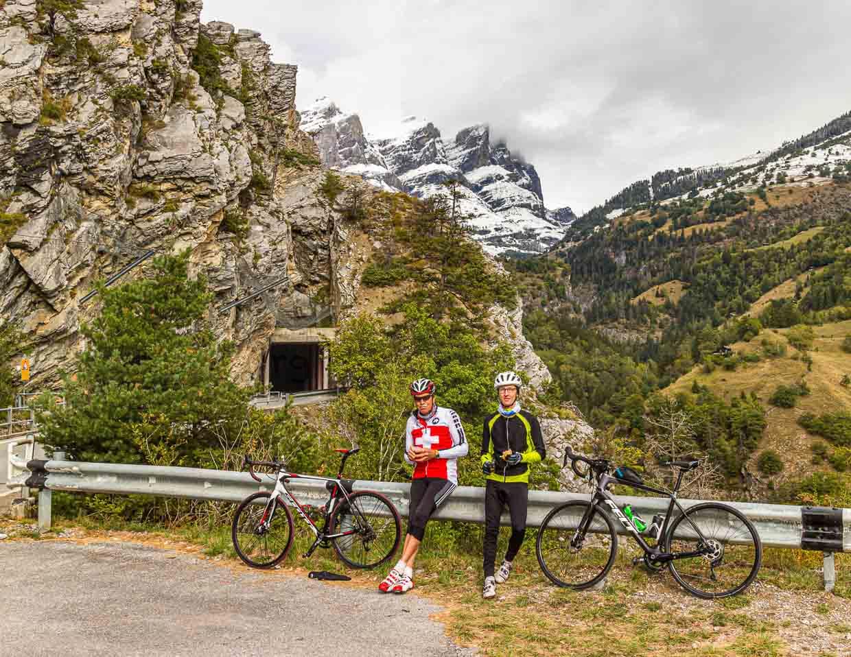 „Solange man noch Reden kann, strengst du dich nicht genug an“. Reden in einer Pause am Berg bei grandioser Aussicht ist eine schöne Alternative / © Foto: Georg Berg