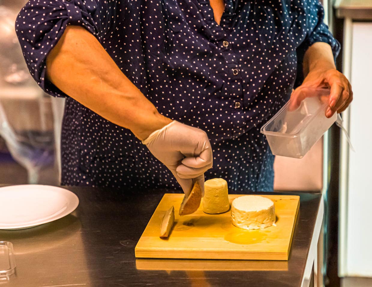 Vom Frischkäse zum Zincarlin. Von einem Tag auf den anderen vervielfacht sich der Geschmack des Käses / © Foto: Georg Berg