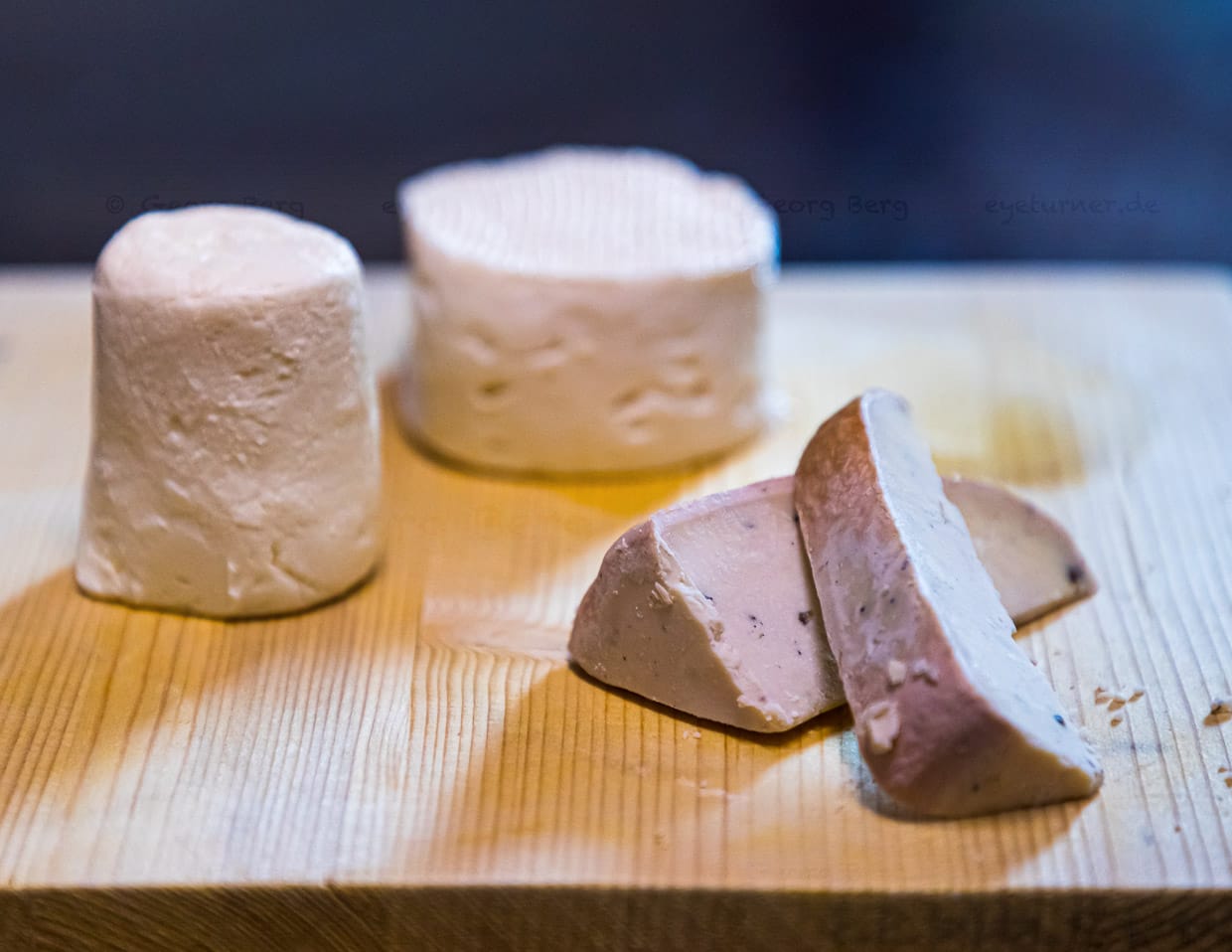 Käseplatte mit verschiedenen Reifestufen und Innovationsstufen: vom Zincarlin bis hin zum Gincarlin / © Foto: Georg Berg