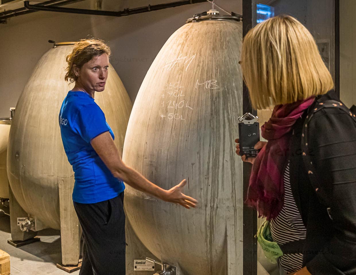 Orange Wine aus dem Betonei. Kerstin Bernardi, Weinakademikerin der Tenuta San Giorgio erklärt das Prinzip / © Foto: Georg Berg