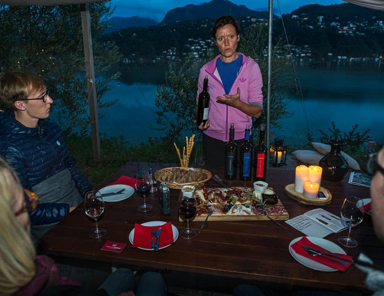 Kerstin Bernardi präsentiert die Weinfamilie des Weinguts / © Foto: Georg Berg