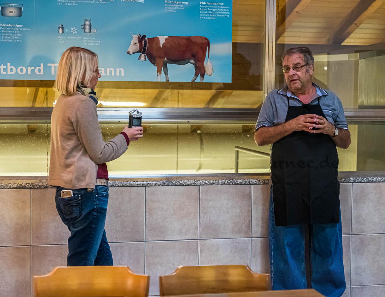 In der Augstbordkäserei in Turtmann kann man sich als Besucher an allen Vormittagen in der Woche - außer sonntags - ein Bild von der Käseproduktion machen. Aus der ersten Etage schaut man den Käsern bei der Verarbeitung der Rohmilch zu / © Foto: Georg Berg