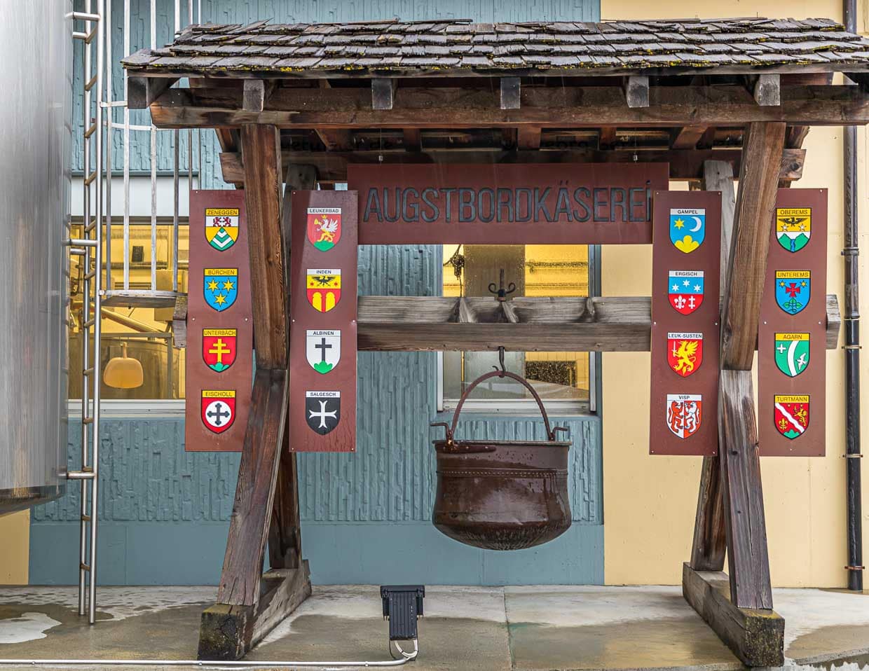 Die Augstbordkäserei in Turtmann ist auch Schaukäserei. Die Genossenschaft verbindet 16 Ortschaften; darunter Visp, Leukerbad, Albinen und Turtmann / © Foto: Georg Berg