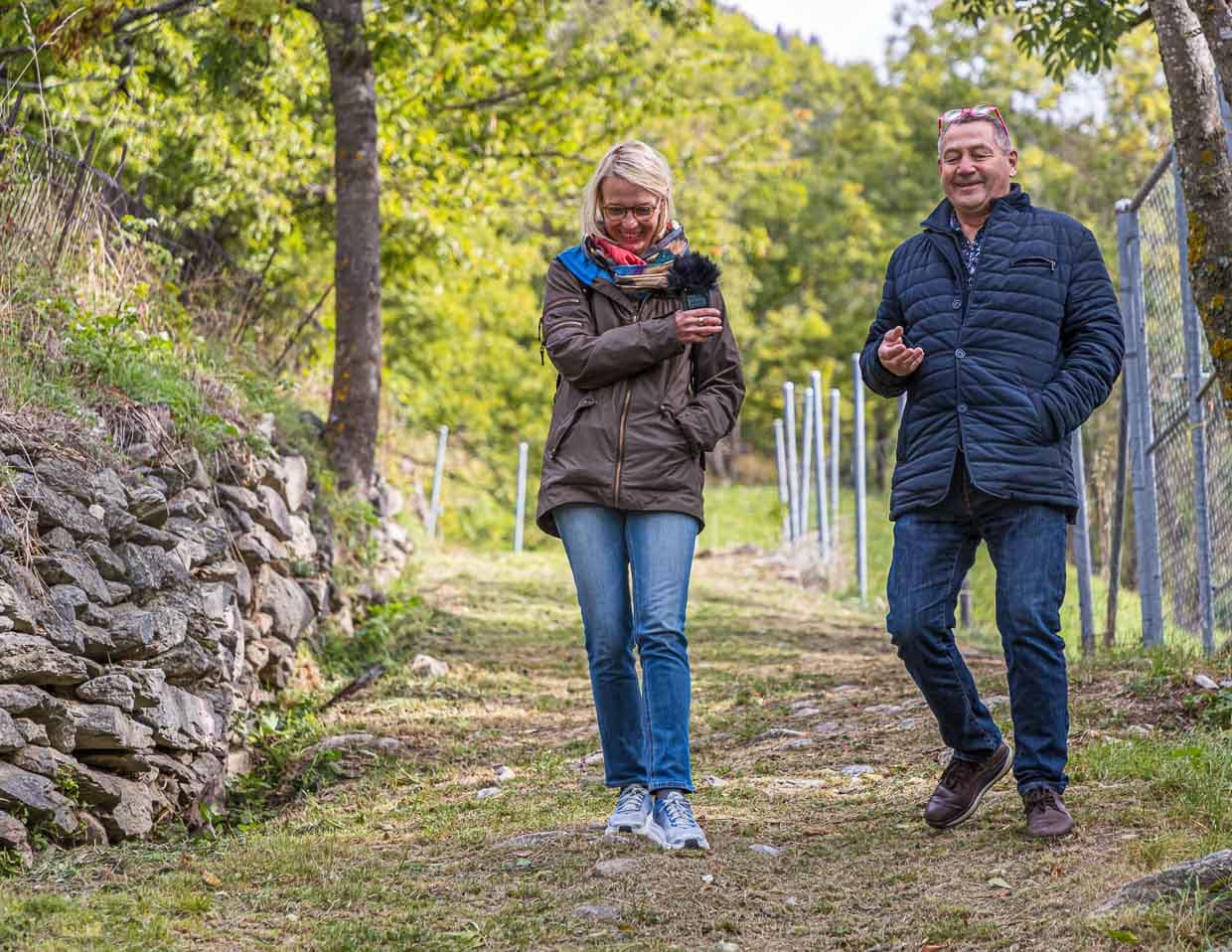 German Jossen ist Zunftmeister von Mund und ein kenntnisreicher Gesprächspartner. Auf dem Safran-Lehrpfad mit Angela Berg kommen auch die aktuellen Herausforderungen der Safran-Zunft zur Sprache / © Foto: Georg Berg