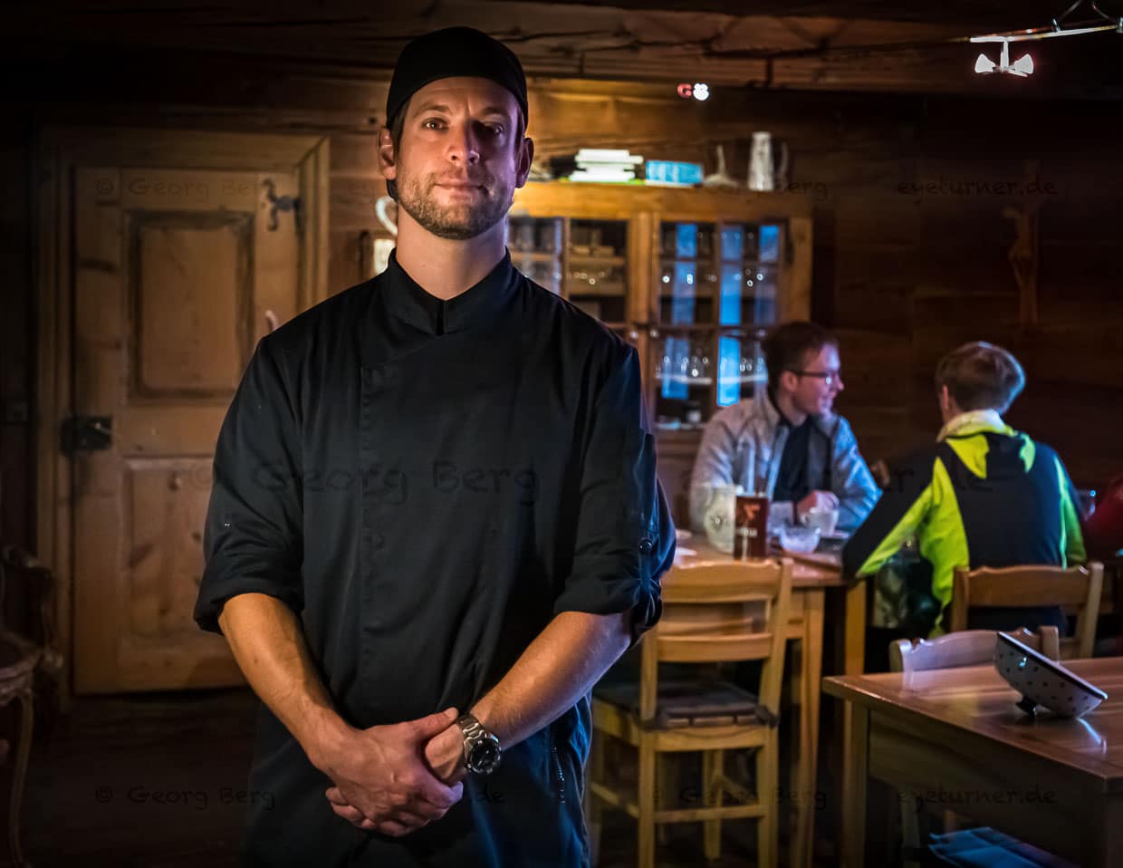 Roger Haudenschild ist Förster und Koch. Die Verbundenheit zur Natur spiegelt sich auch in seinen Gerichten wieder. Im Godswärgisstubu werden viele Kräuter, Obst und Gemüse wenn immer möglich aus dem eigenen Dorf eingesetzt / © Foto: Georg Berg
