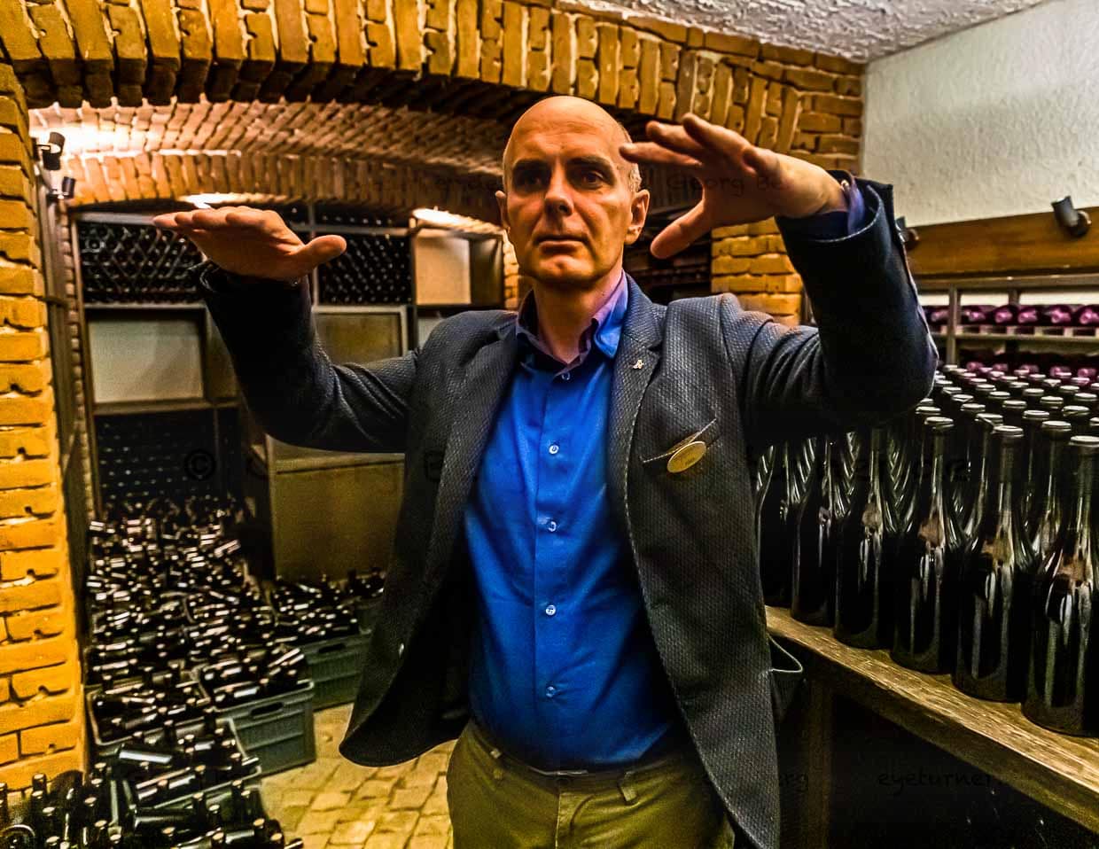 Aleksander Skorchev gehört zu den Court of Master Sommeliers der WSET und perfektioniert jetzt die Produktlinie der bulgarischen Zorniza Rotweine / © Foto: Georg Berg