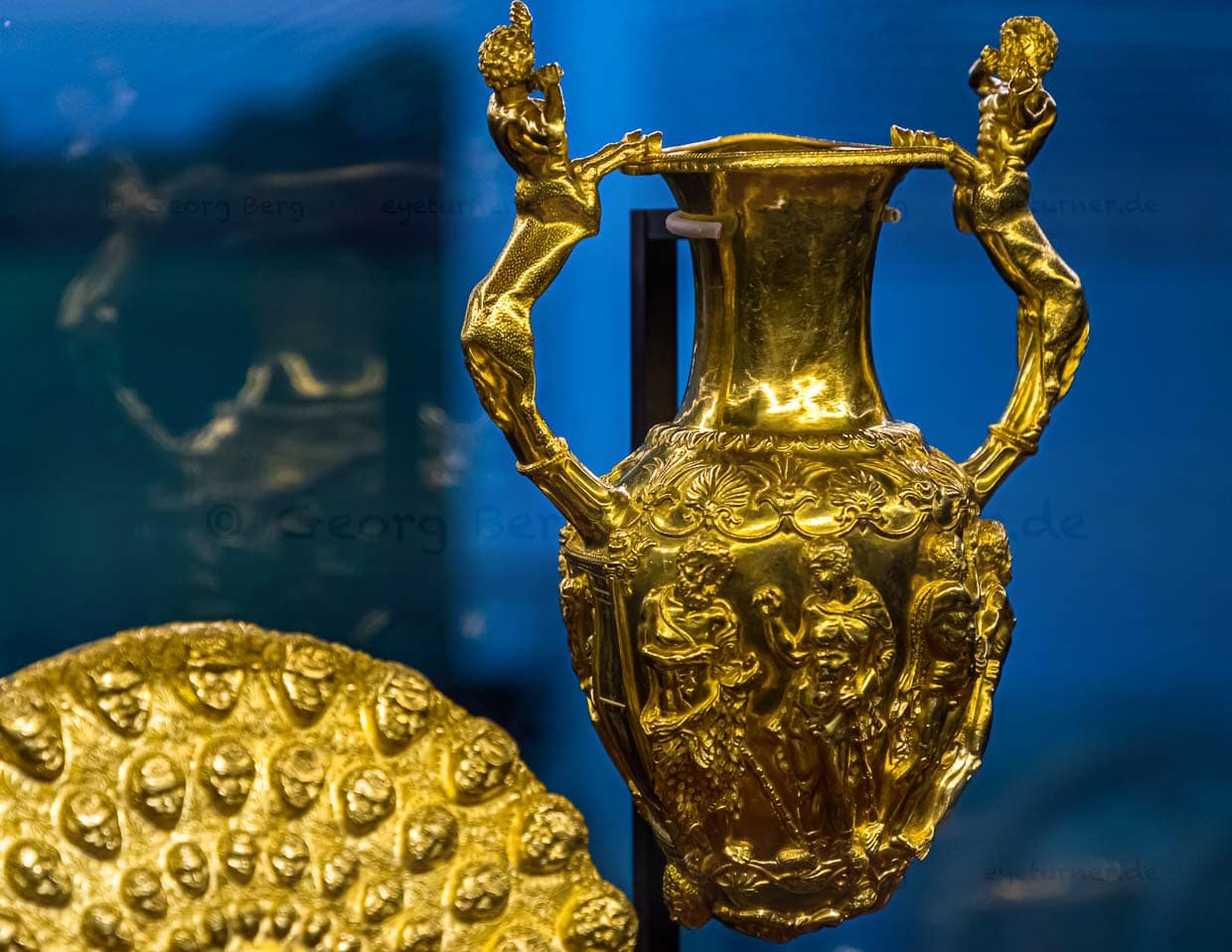 Der Goldschatz von Panagjurischte besteht aus 9 Gefäßen aus purem Gold. Gemeinsames Trinken gehörte zu den rituellen Handlungen thrakischer Fürsten. Die Amphore hat einen runden Boden, auf dem sie nicht stehen kann. Jedoch hat sie unten zwei gegenüberliegende Löcher, aus denen Wein floss, bis das Gefäß leer war / © Foto: Georg Berg