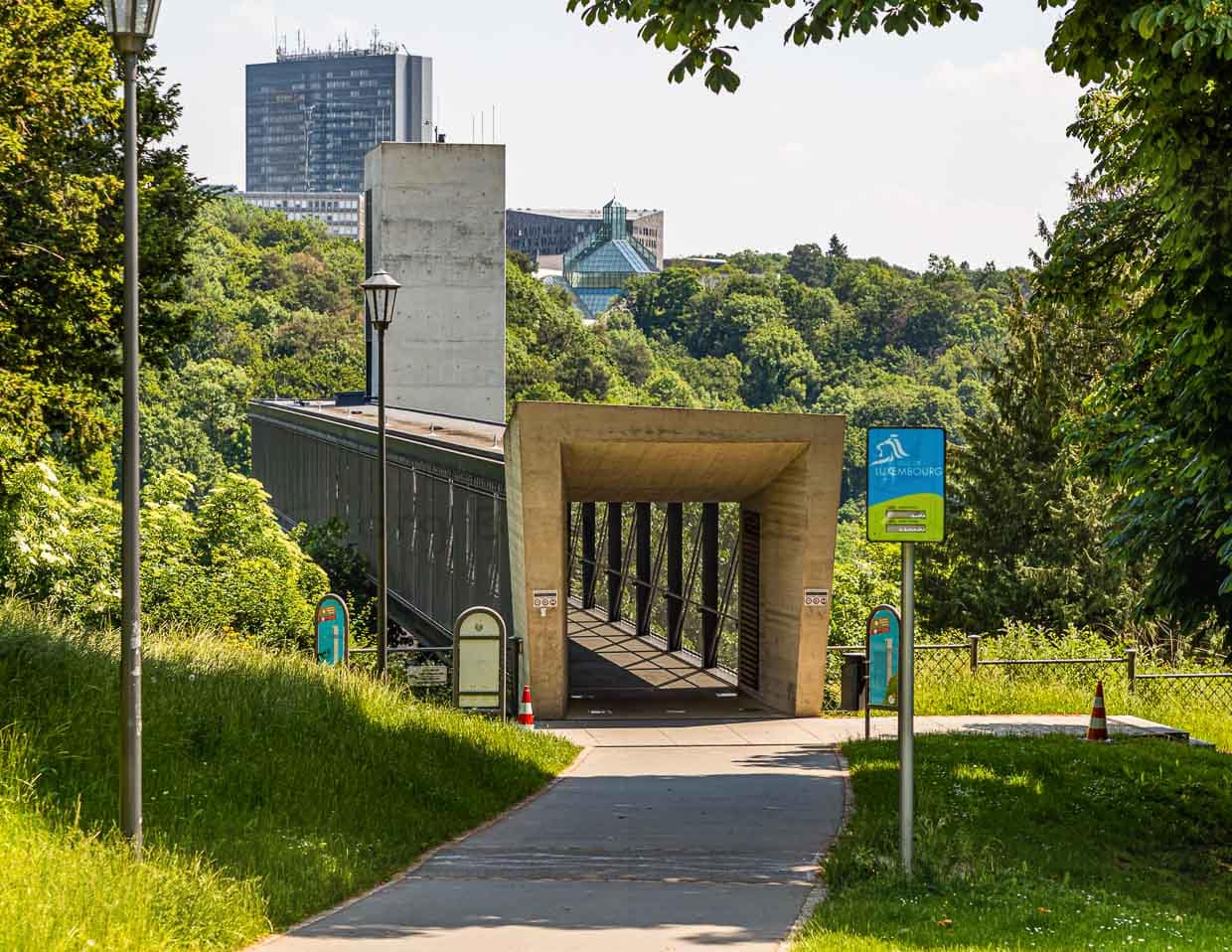 Etagenwechsel. Mit dem gläsernen Aufzug Pfaffenthal-Oberstadt wurde der Park Pescatore in der Oberstadt mit dem Stadtteil Pfaffenthal im Alzettetal verbunden / © Foto: Georg Berg