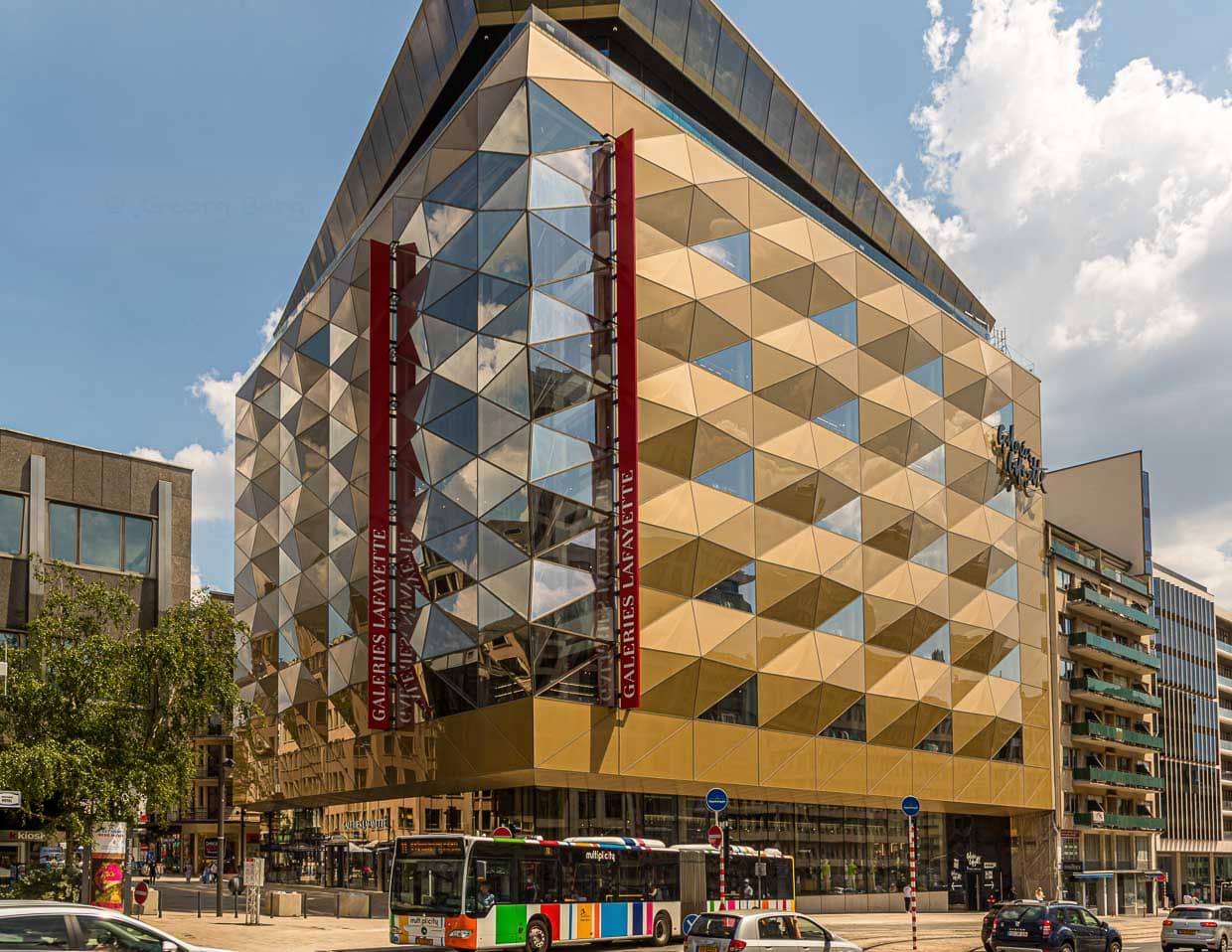 Ende 2019 wurde in Luxemburg die Galerie Lafayette nach den Plänen von Stararchitekt Norman Foster eröffnet / © Foto: Georg Berg
