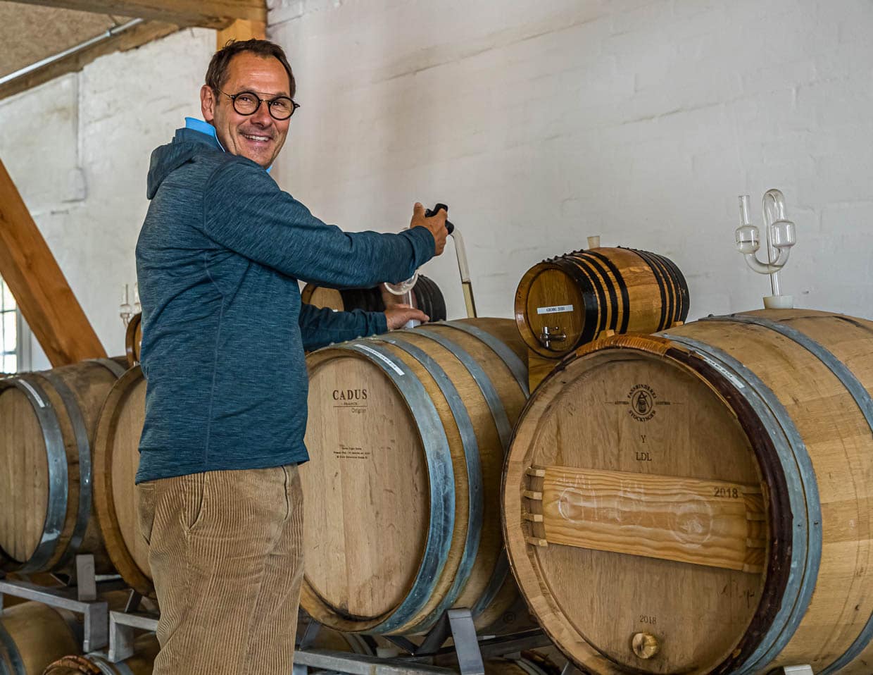 Jakob Stokkebye präsentiert seine jüngste Weine. Hauptabnehmer der rund 20.000 Flaschen Jahresproduktion sind Sternerestaurants in ganz Dänemark / © Foto: Georg Berg