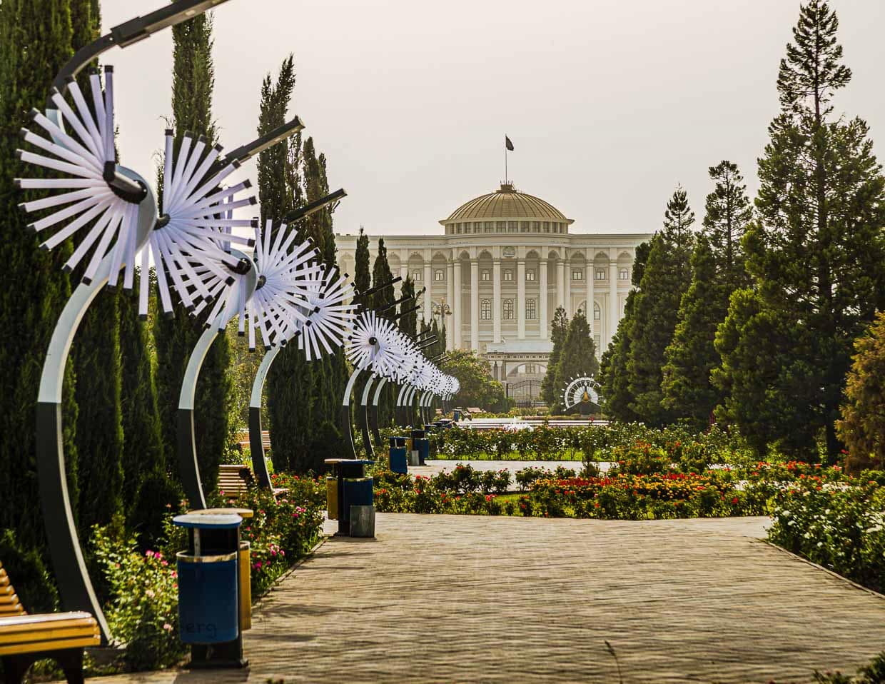 Die goldene Kuppel, zahlreiche Säulen und die prominente Perspektive sprechen eine eindeutige Sprache: Das kann nur der Präsidentenpalast sein / © Foto: Georg Berg
