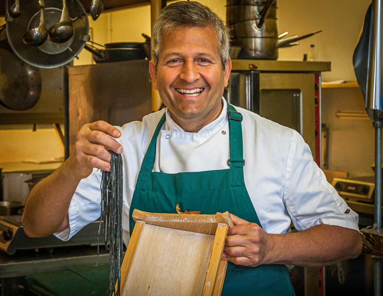 Ein Mann und seine liebstes Küchenutensil – Carraturo – die erste Nudelmaschine der Menschheit – wer hat sie erfunden? Die Italiener!