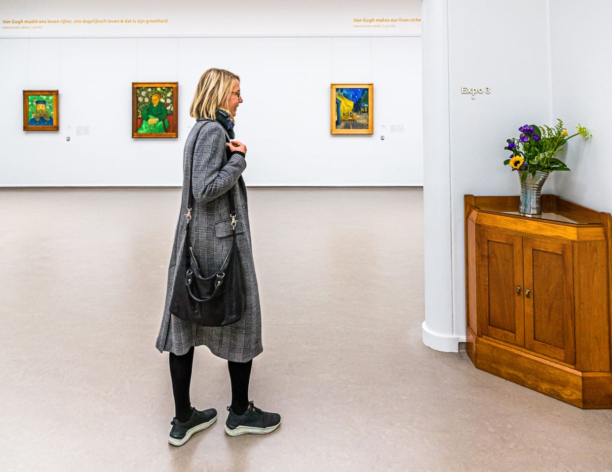 Angela Berg entdeckt echte Sonnenblumen im Raum mit Werken von Vincent van Gogh / © Foto: Georg Berg