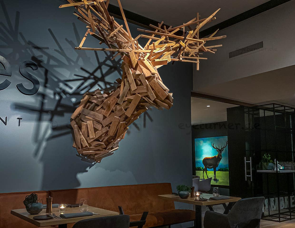 Im Restaurant Cèpes dominieren Hirschgeweihe die Raumgestaltung. Wild ist auch auf der Menükarte ein kulinarischer Leitfaden / © Foto: Georg Berg