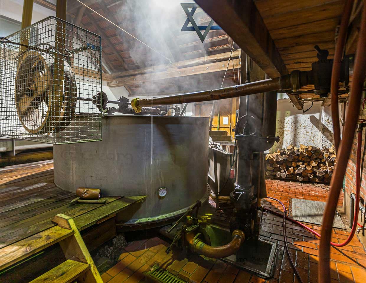 Aus dem Läuterbottich fließt die Zoigl-Würze in eine in den Boden eingelassene Wanne, aus der sie in die Sudpfanne hochgepumpt wird