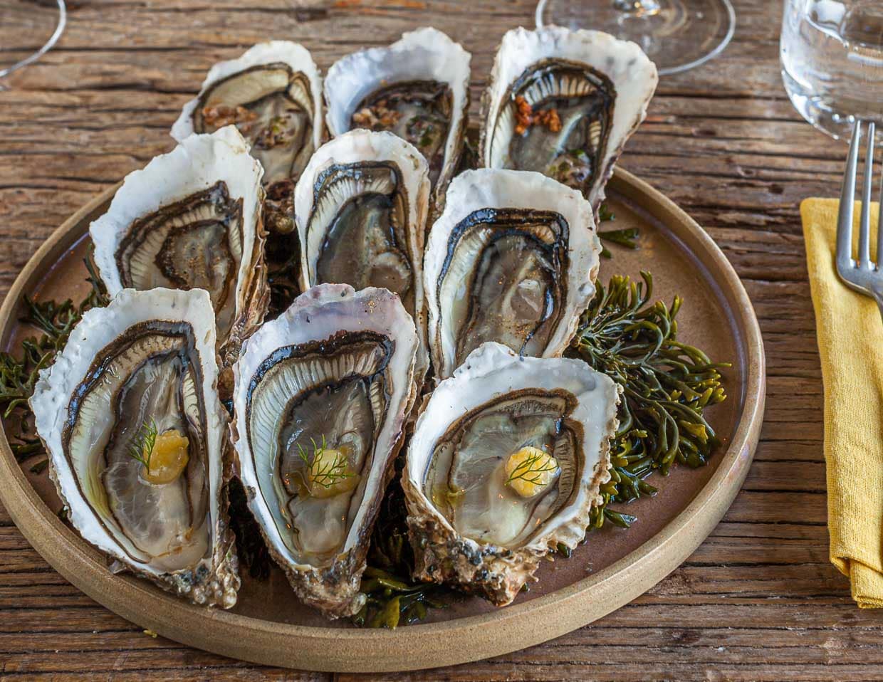 Neun Austern kombiniert mit drei verschiedenen Gewürzen und Kräutern. Entrée von Hugo Roellinger, Cancale / © Foto: Georg Berg