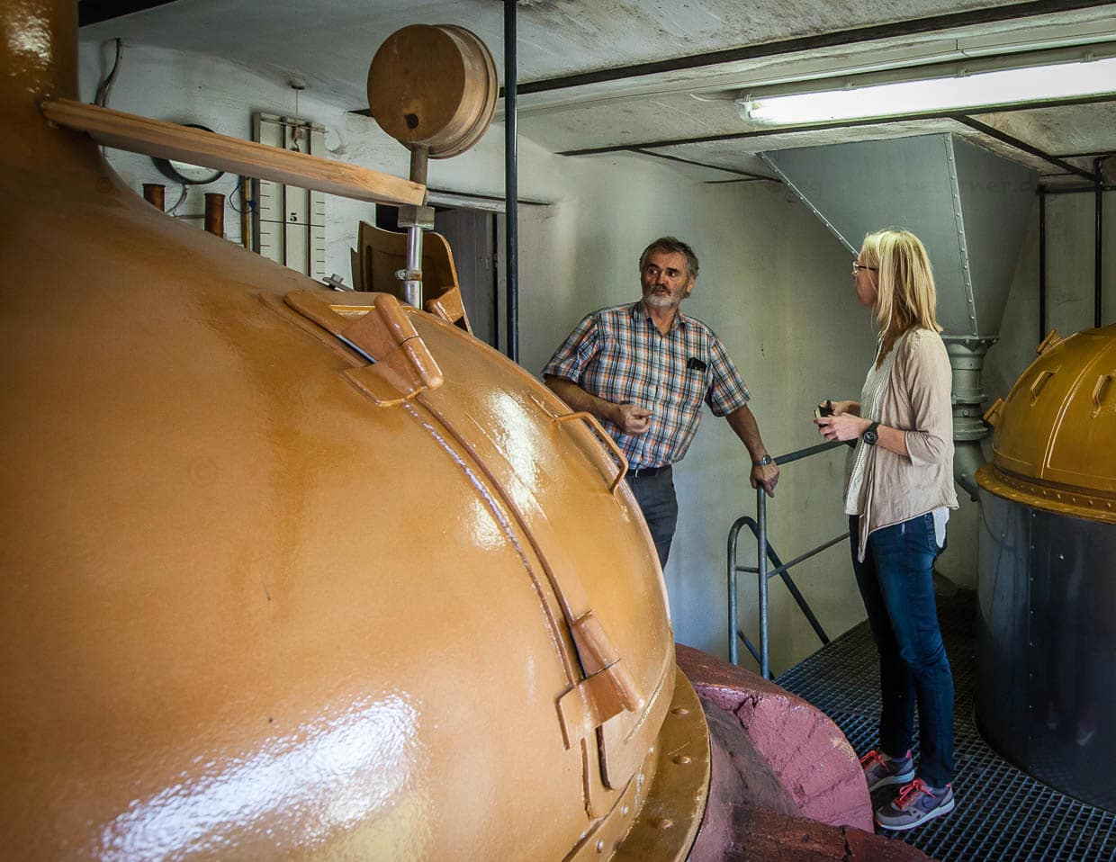 Mit Rudi Loistl zwischen Maischebottich und dem Sudkessel des Kommunbrauhauses in Windischeschenbach