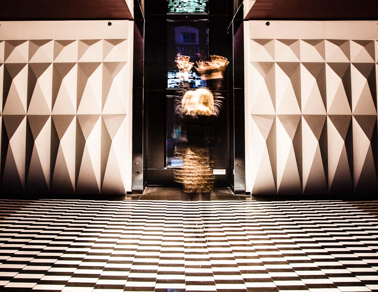 Die Hotelgäste werden Teil eines Kunst-Experiments. Angela Berg pixelt sich im Hotel Blow up 5050 in einer Installation von Rafael Lozano-Hemmer / © Foto: Georg Berg