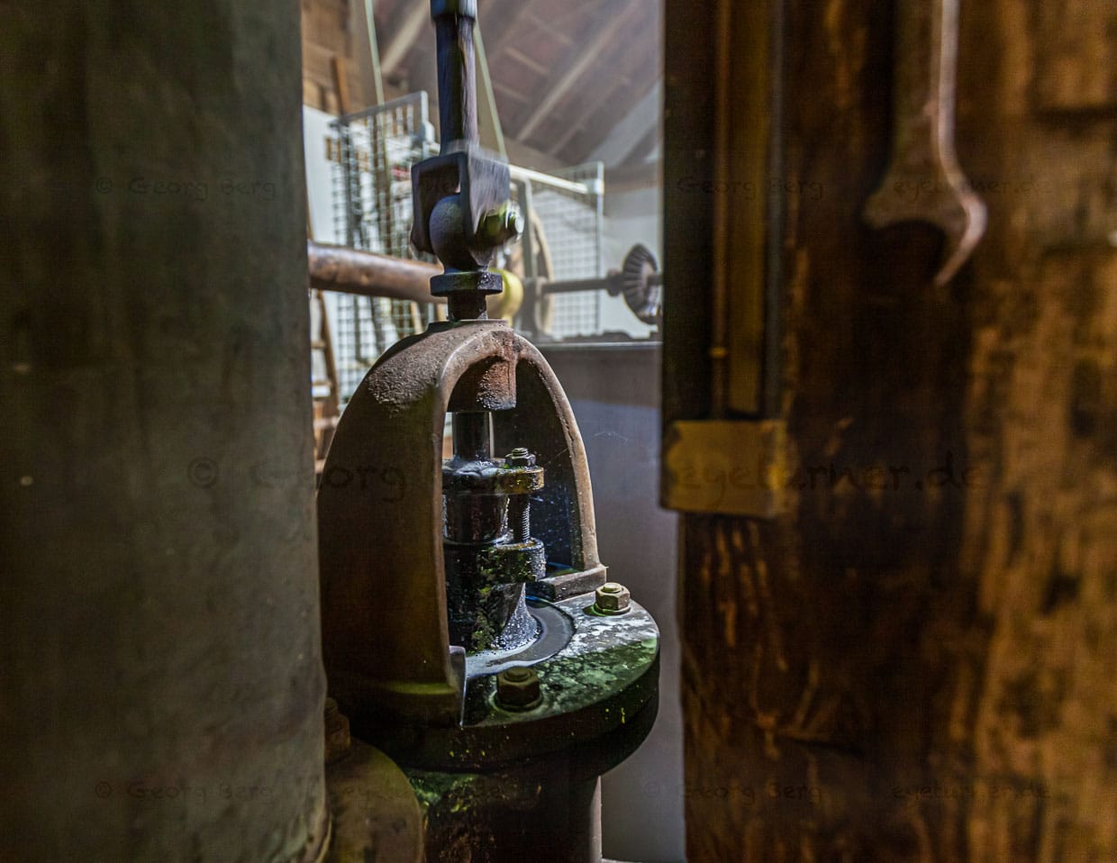 Die Pumpe im Kommunbrauhaus funktioniert mit einem zuverlässigen Mechanismus. Der kann auch heute noch vom Dorfschmied repariert werden